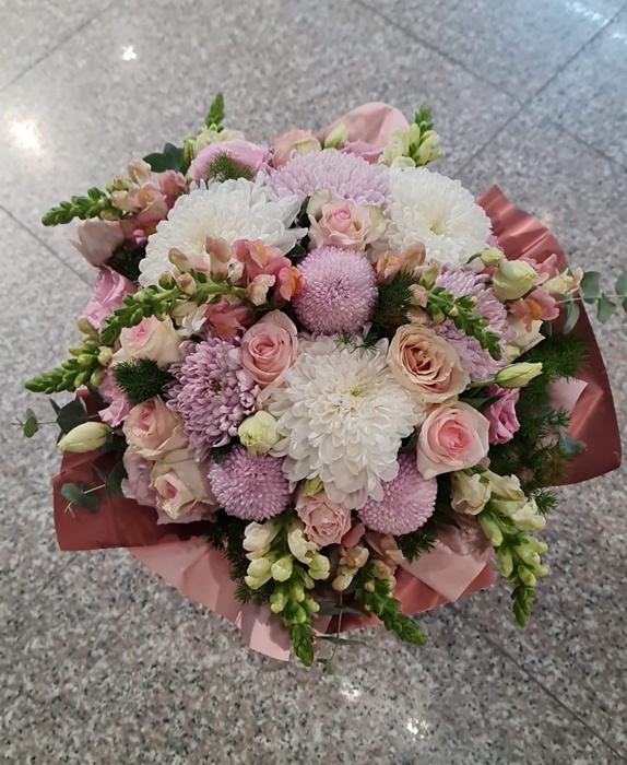 Anastasia ve pembe gül buketi