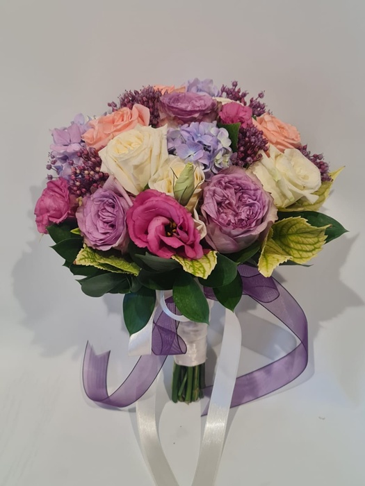 Karışık renklerde gül buketi