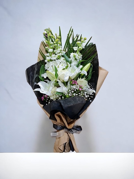 L ilyum ve beyaz gül buketi